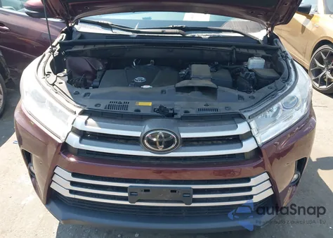 2019 Toyota Highlander Le Plus z USA, uszkodzony, nr VIN 5TDBZRFH9KS954164